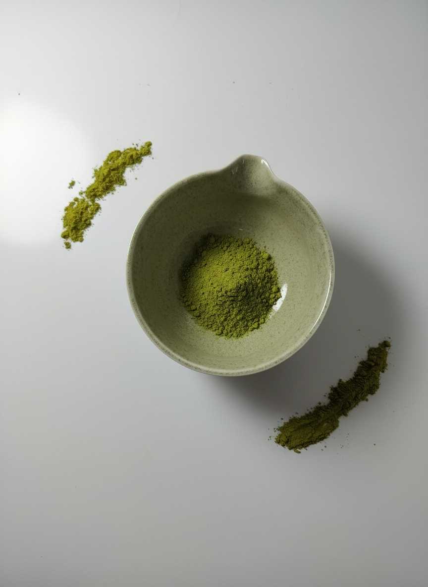 Gesiebtes Matcha-Pulver in einer Schale